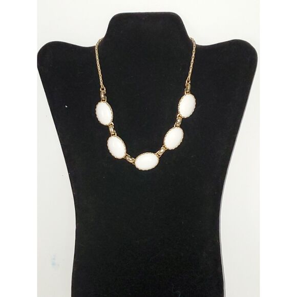 A Vintage Milk Glass Cabochon Choker Necklace Cottage Core Career Classic - Picture 1 of 9